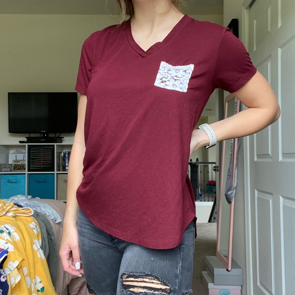 maroon v neck white lace pocket tee small